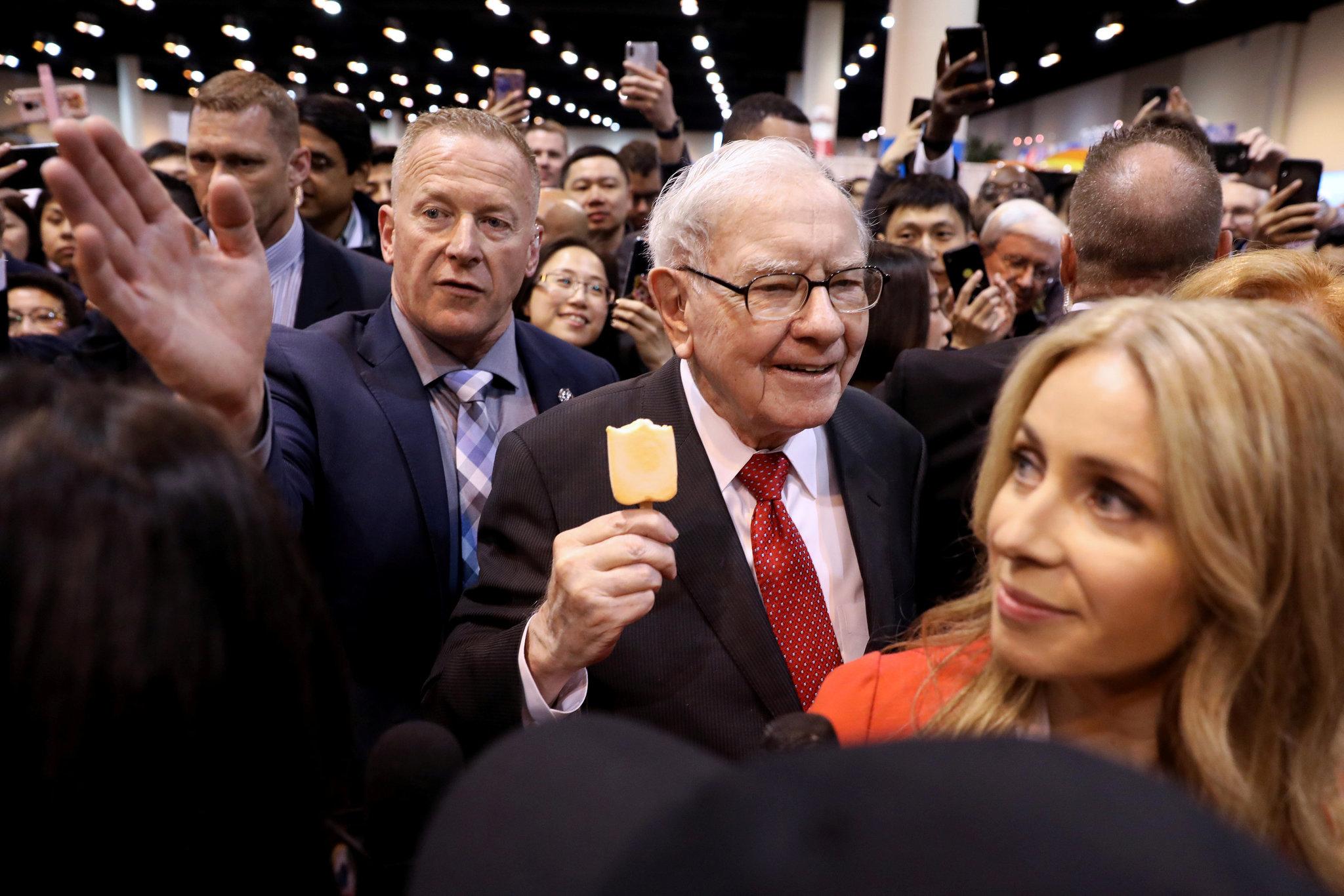 Quá nhiều tiền mặt, quỹ đầu tư của Warren Buffett "tung" 24.7 tỷ USD mua lại chính cổ phiếu của mình Quá nhiều tiền mặt, quỹ đầu tư của Warren Buffett "tung" 24.7 tỷ USD mua lại chính cổ phiếu của mình