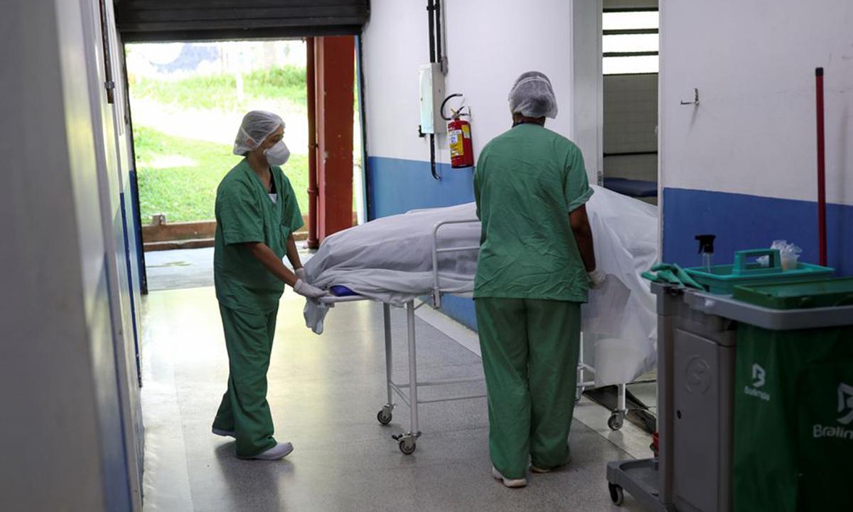 Một người tử vong vì Covid-19 được chuyển đến nhà xác tại bệnh viện dã chiến ở Santo Andre, ngoại ô Sao Paulo, Brazil hôm 7/4. Một người tử vong vì Covid-19 được chuyển đến nhà xác tại bệnh viện dã chiến ở Santo Andre, ngoại ô Sao Paulo, Brazil hôm 7/4.