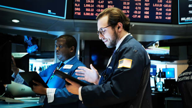 Dow Jones tăng gần 350 điểm nhờ phát biểu xoa dịu của quan chức Fed