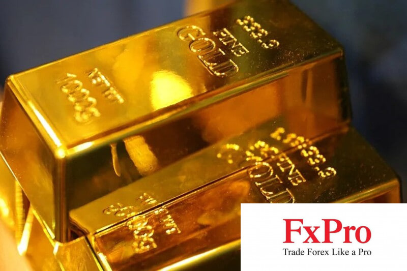 Giá vàng tăng do đồng USD suy yếu, nhu cầu tìm kiếm tài sản trú ẩn an toàn trước lo ngại về thuế quan